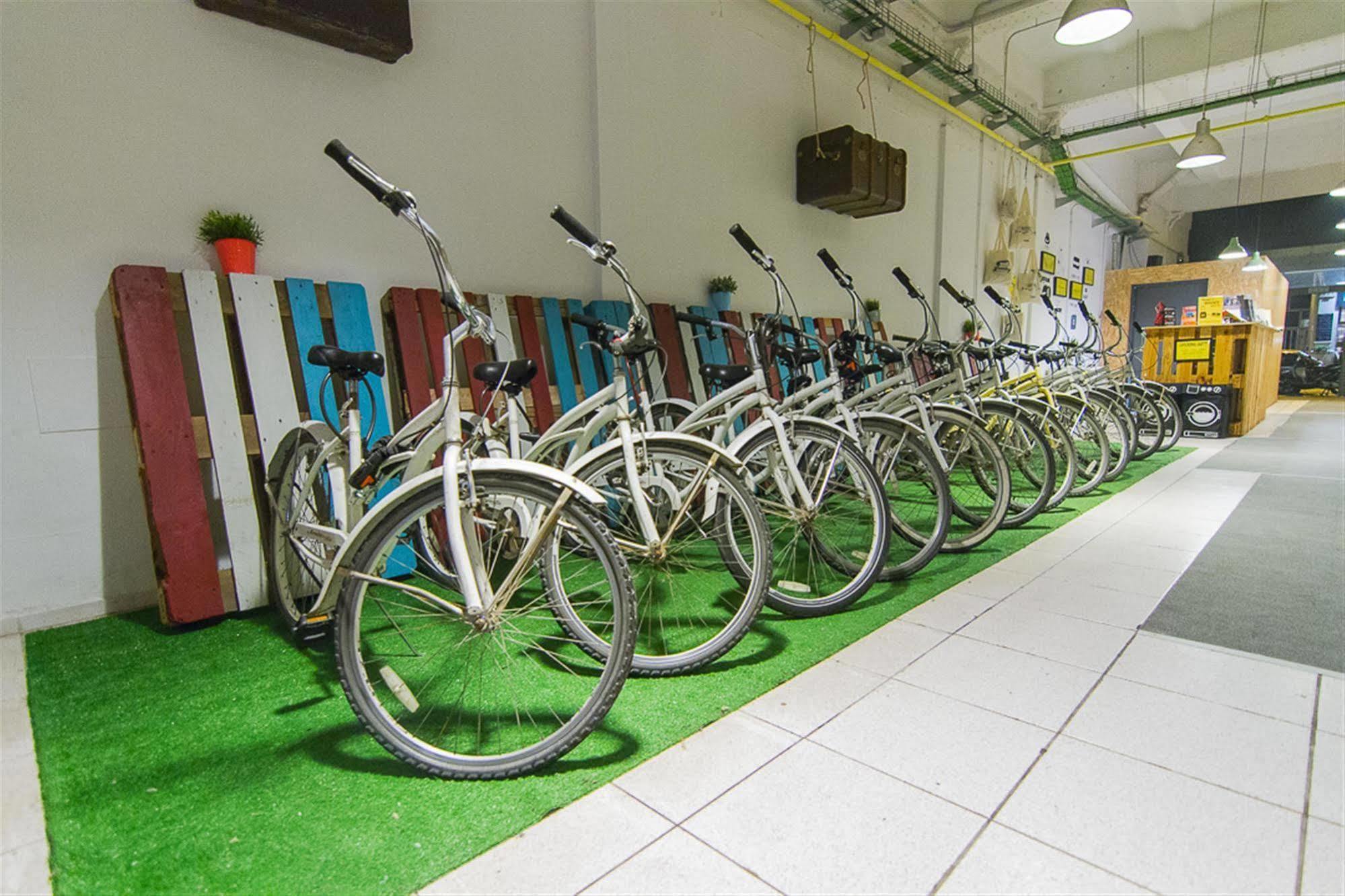 הוסטל Bed & Bike ברצלונה מראה חיצוני תמונה